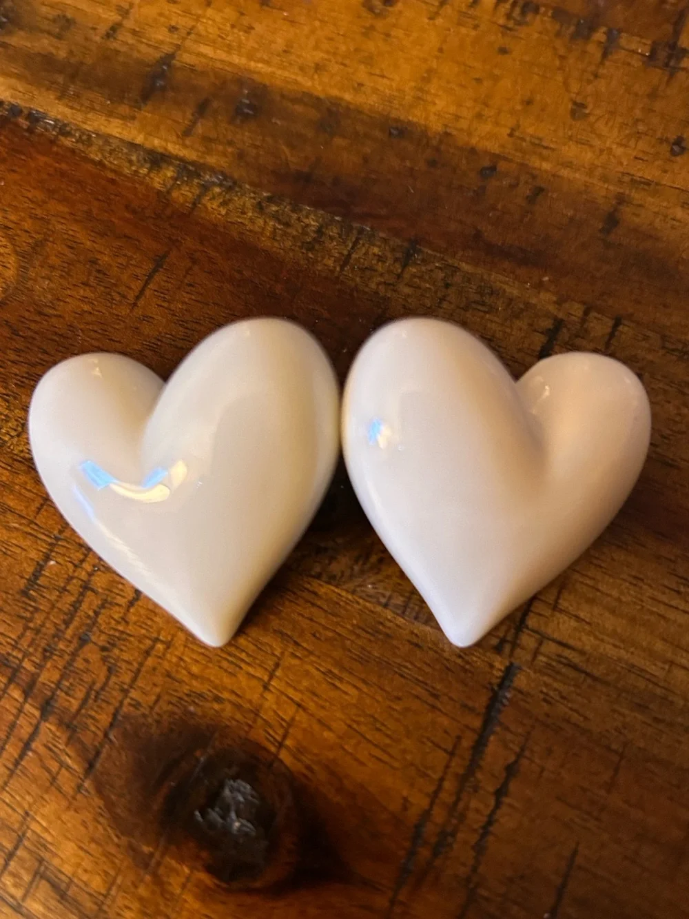 🤍 Cream Heart Acrylic Earrings